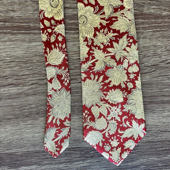 Claiborne Men's 100% Italian Silk Red Cream Floral Design Necktie Made In USA - Picture 3 of 5